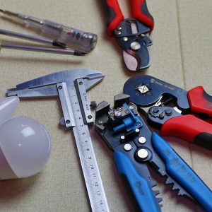 Dlaczego „wywala” korki? 7 najczęstszych przyczyn problemów z bezpiecznikami.